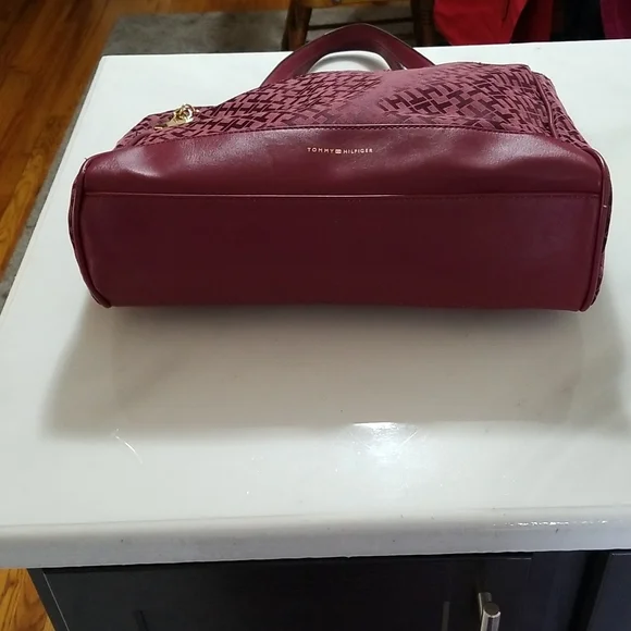 Tommy Hilfiger Tote - Picture 5 of 9